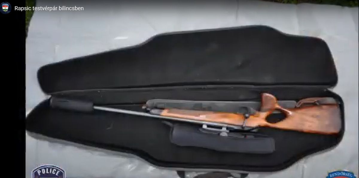 Az orvvadászok egymásnak adták át a fegyvert.