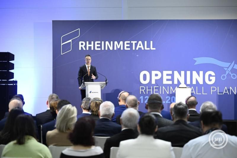 Szijjártó Péter a gyár átadásán