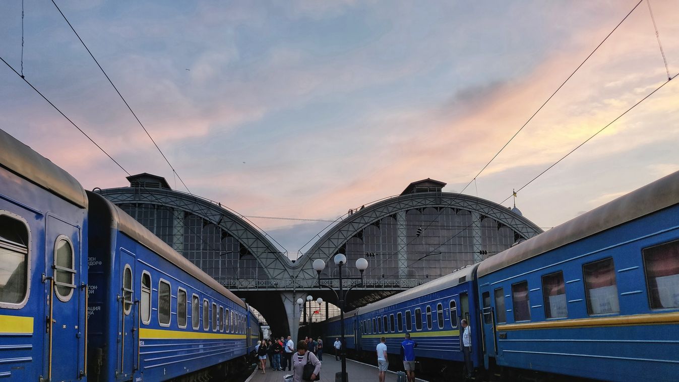 Bombariadó volt két, Magyarországra tartó vonaton Ukrajnában