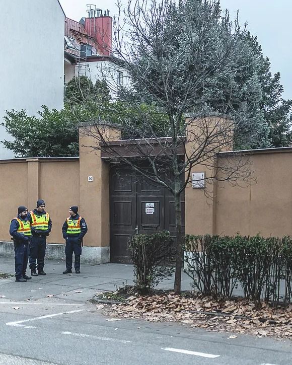 DERMESZTŐ késelés