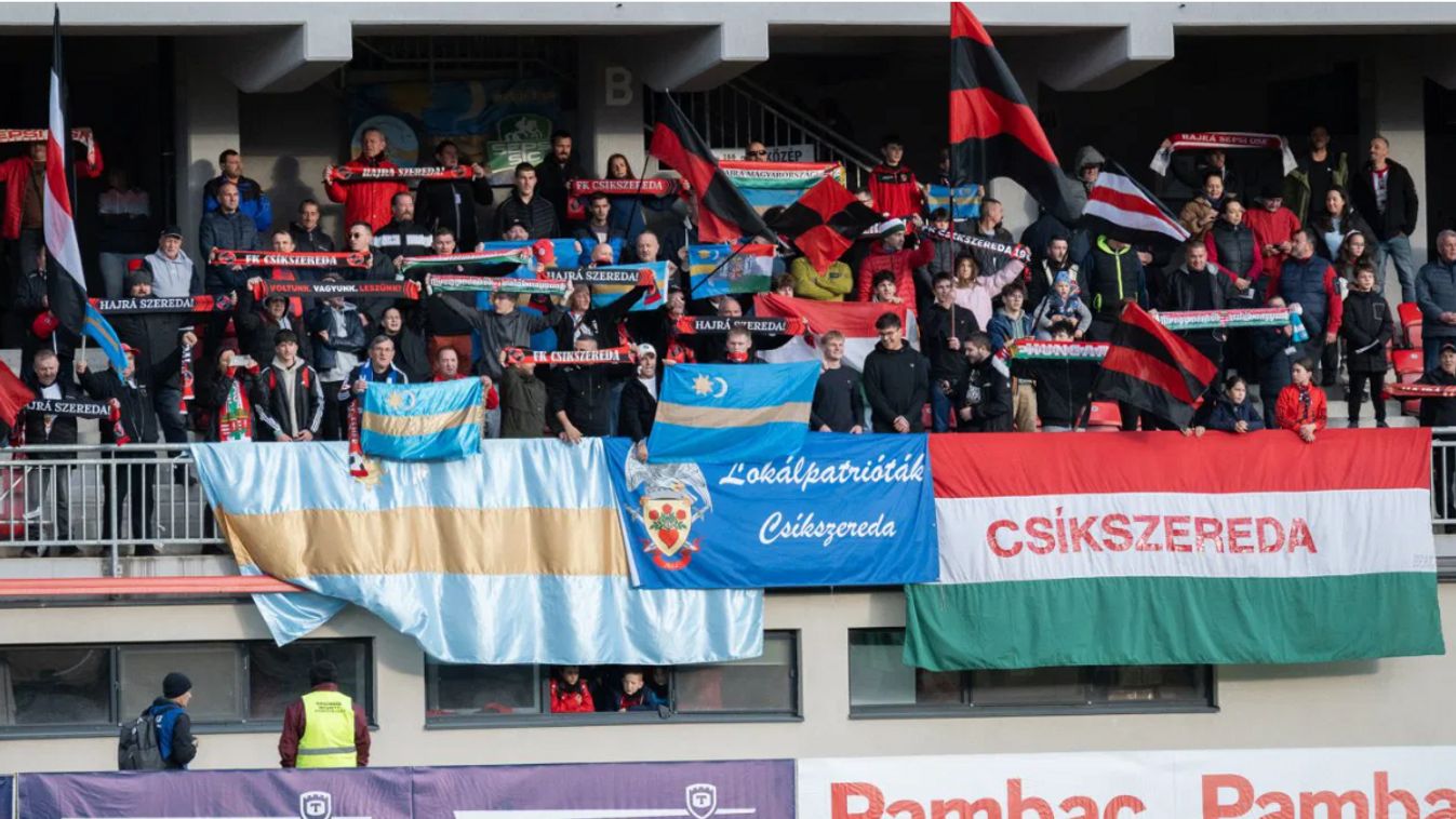 Székely és magyar zászlók az FC Csíkszereda lelátóján