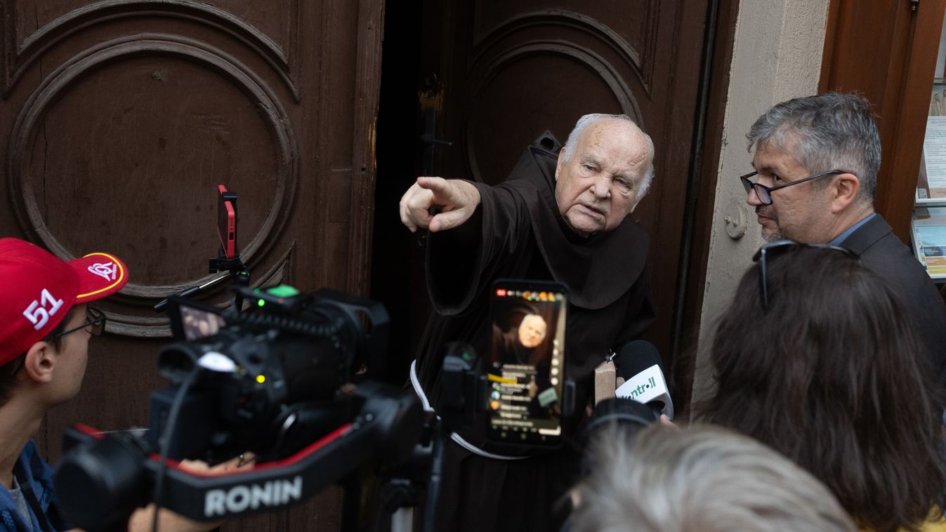 Megfizetnek az istenkáromlásért - Négy embert büntetett meg a rendőrség Hadházy Ákos tüntetése után