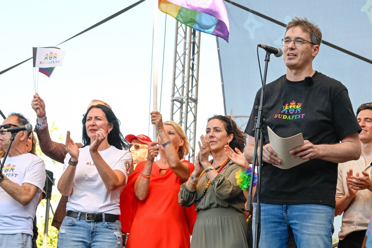 VÁDEMELÉS Karácsony ellen