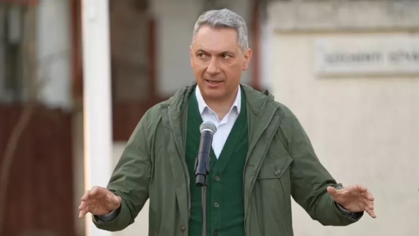 Lázár János: a vonatok döntő része már menetrend szerint közlekedik, az autóbuszos közlekedésben nincs fennakadás