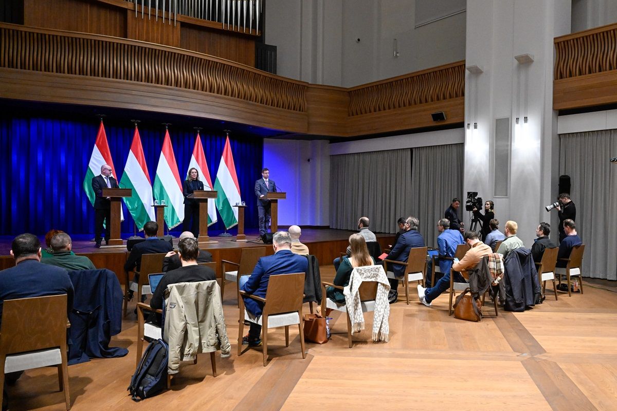 Kormányinfó LANTOS Csaba; GULYÁS Gergely; VITÁLYOS Eszter