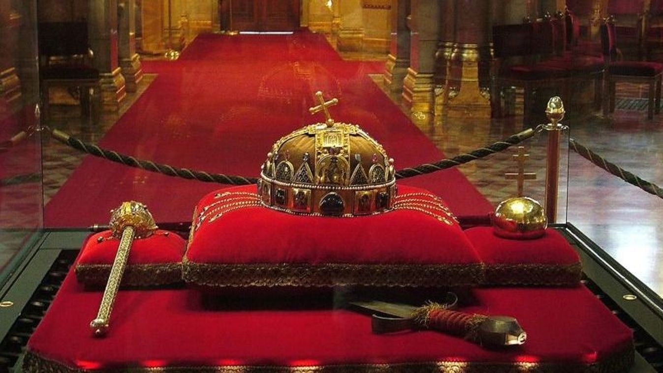 48 évvel ezelőtt tért haza a Szent Korona