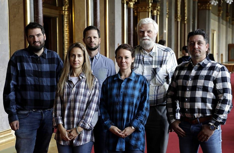 A politikusos divatcikkből a vasalatlan inges csoportkép például kimaradt.