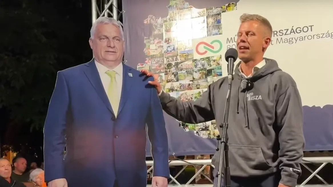 Bütyök rajong Orbánért. A papírmasé Orbánt mindenhova cipeli magával.