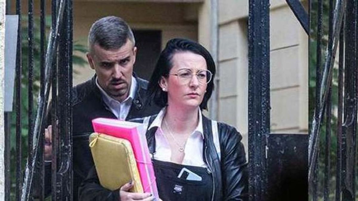 A régi nyilas nem csak ideológiát váltott, hanem családot is. Itt már a mamuszossal van együtt.