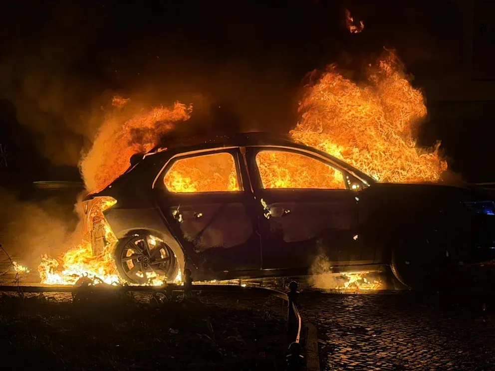 Égő autó Berlinben