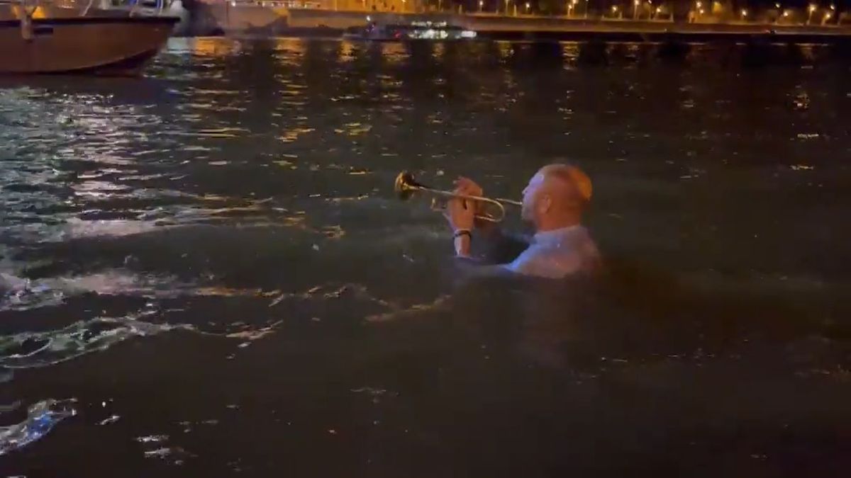 Szabó Bálint a Dunában trombitál. Fotó: YouTube