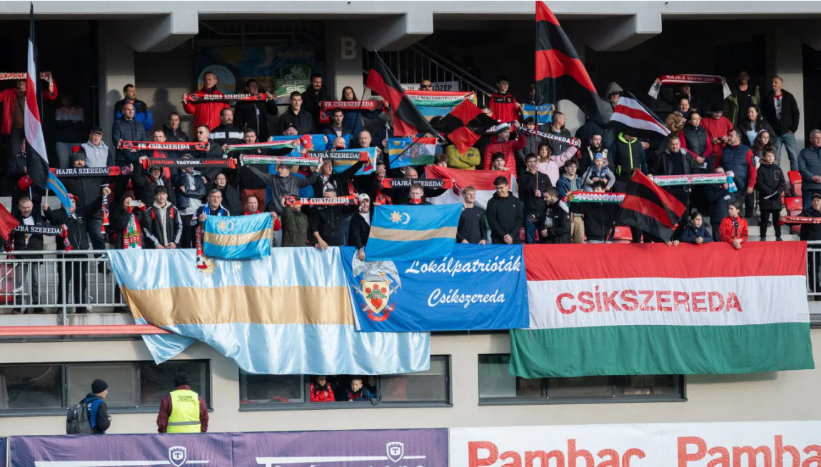 Székely és magyar zászlók az FC Csíkszereda lelátóján