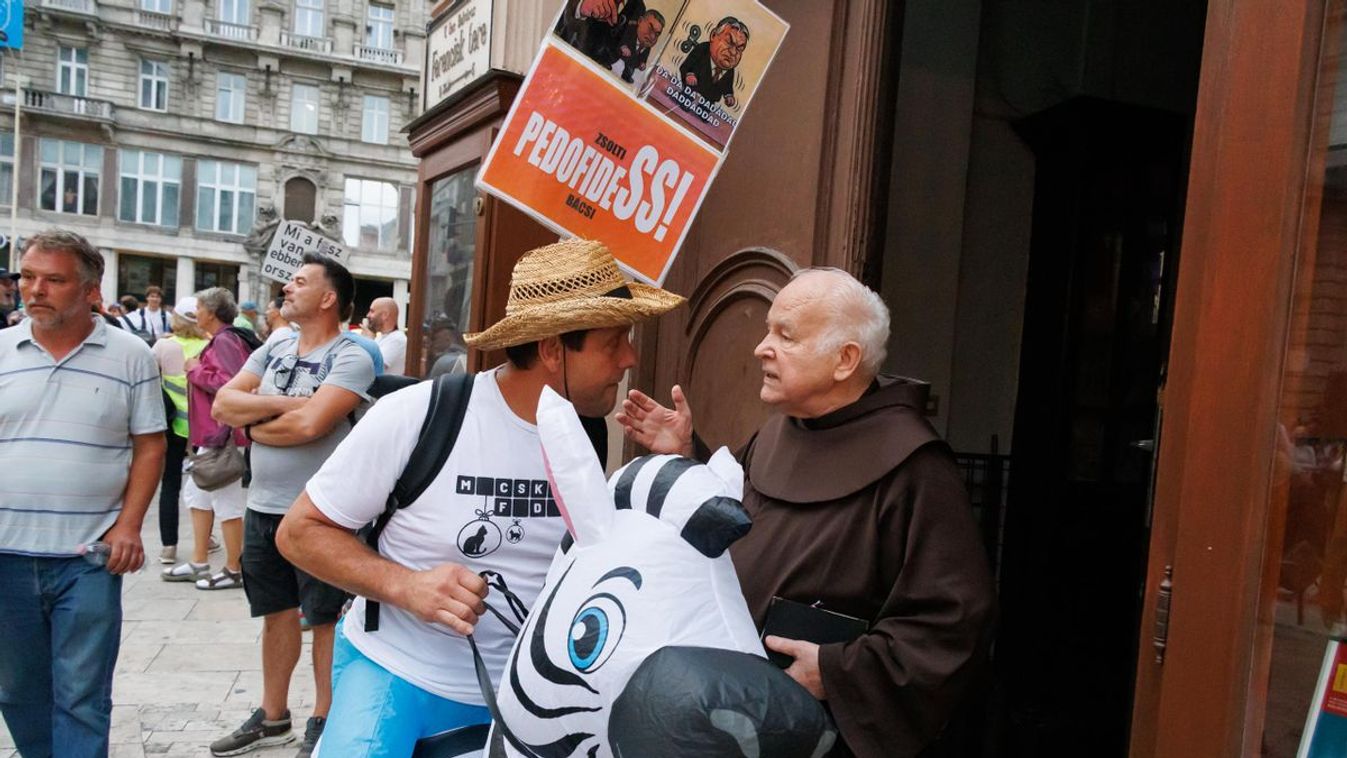 Börtönbe záratnák az Ateisták az egész ferences plébániát a harangozás miatt
