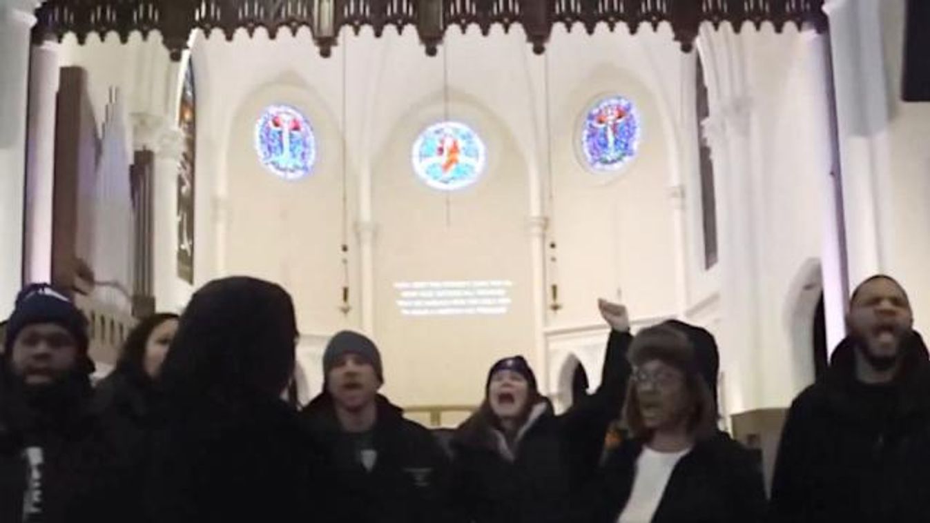 A baloldali agitátorok, akik betörtek egy minnesotai templomba, mert állítólag az egyik lelkésznek köze van az ICE-hoz. Fotó: AOL