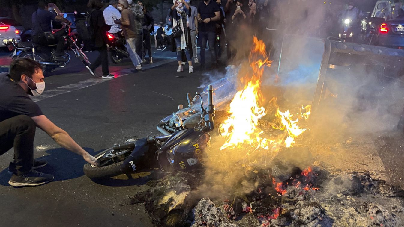 Iránban leállt az internet, a tüntetők épületeket gyújtottak fel