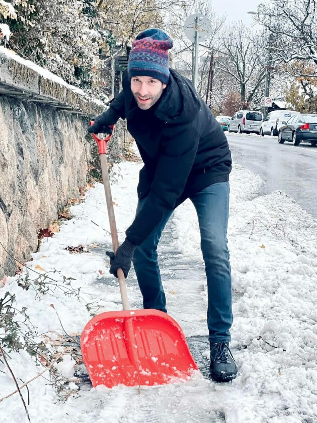 Fekete-Győr András szerint a hólapát nem csak a havat, de majd a kormányt is eltakarítja. 