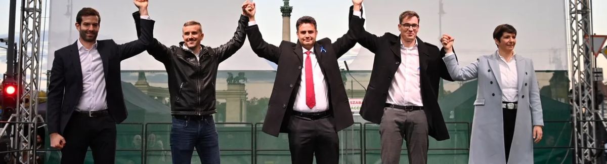 Jakab Péter arcán öröm, Dobrev Klára annál gondterheltebben áll a közös színpadon pedig Jakabnak kellett állítólag nagyot nyelni ehhez.