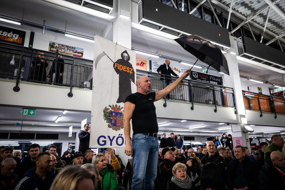 Verekedés, fojtogatás és esernyő. Baloldali morális fölény