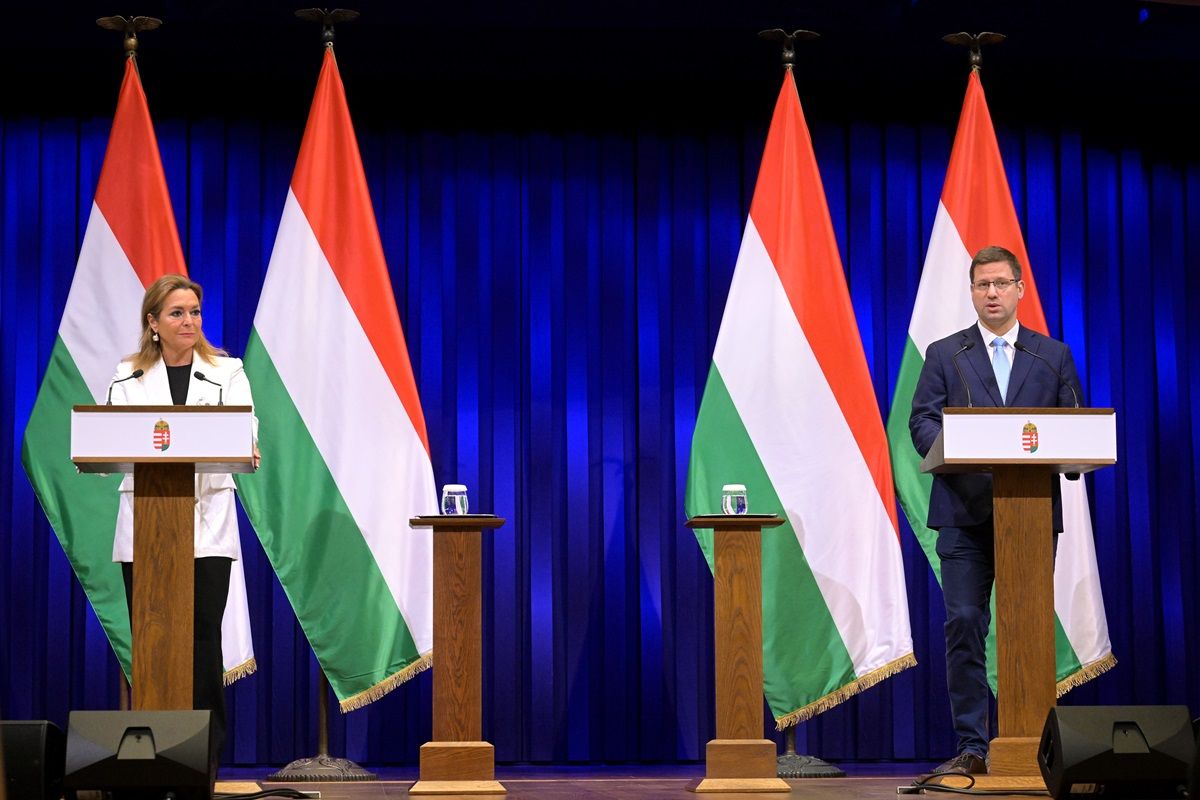 kormányinfó GULYÁS Gergely; VITÁLYOS Eszter