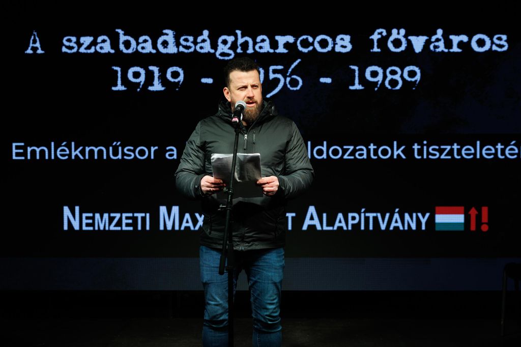 20260224 -- A Nemzeti Maximumért Alapítvány és a PestiSrácok-csapatának emlékműsora a kommunizmus áldozatai emléknapjának előestéjén, a Vértanúk terén. Szabó Gergő // fotó: Hatlaczki Balázs