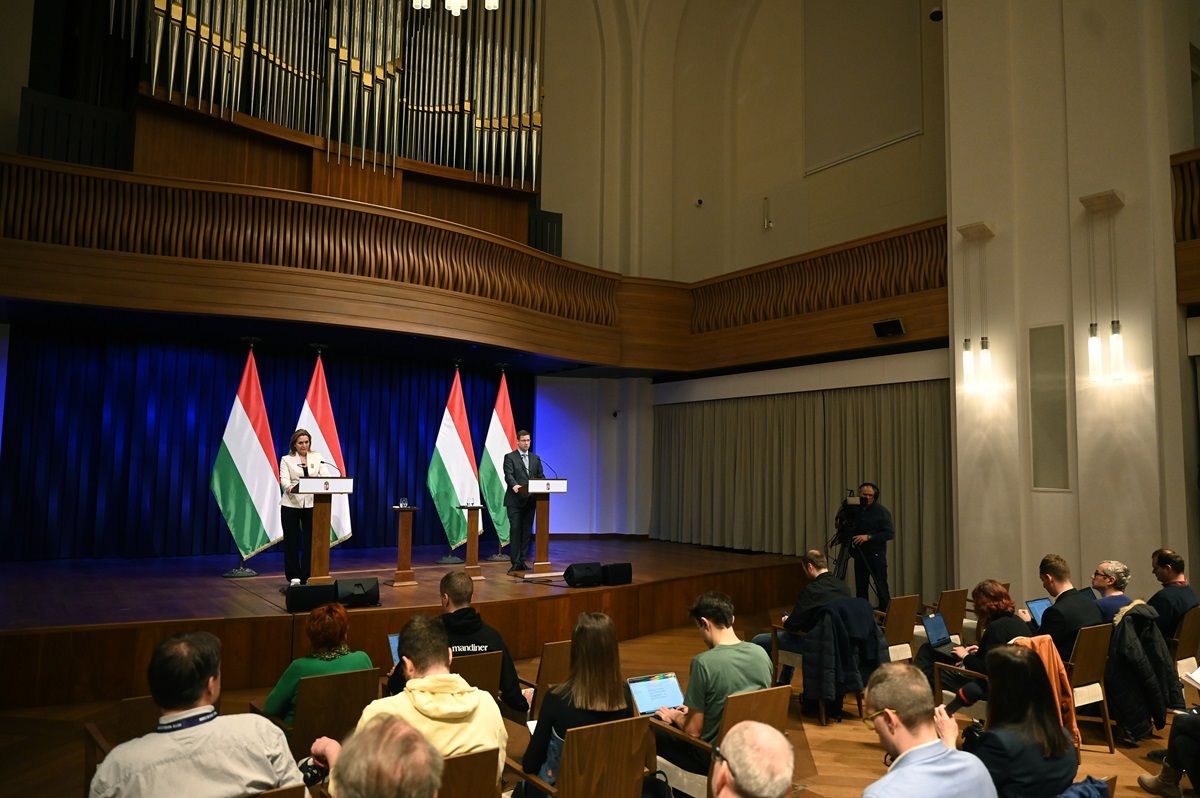 háborúpárti GULYÁS Gergely; VITÁLYOS Eszter