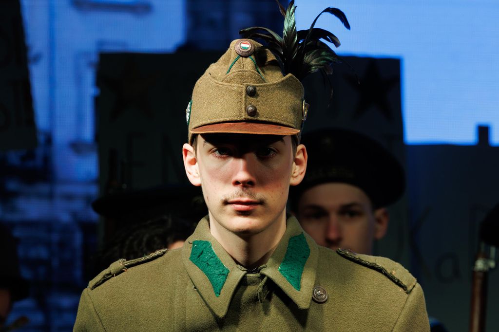 20260224 -- A Nemzeti Maximumért Alapítvány és a PestiSrácok-csapatának emlékműsora a kommunizmus áldozatai emléknapjának előestéjén, a Vértanúk terén. hagyományőrzők // fotó: Hatlaczki Balázs