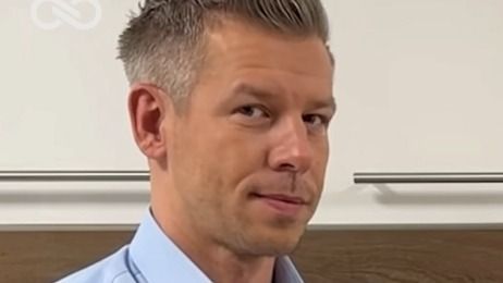 Népjóléti proletárboldogításra készül Magyar Péter, épül a tiszás rémálom. Közben a legutóbbi balhéból is gyáván menekül, de a szektásoknak fel sem tűnik.