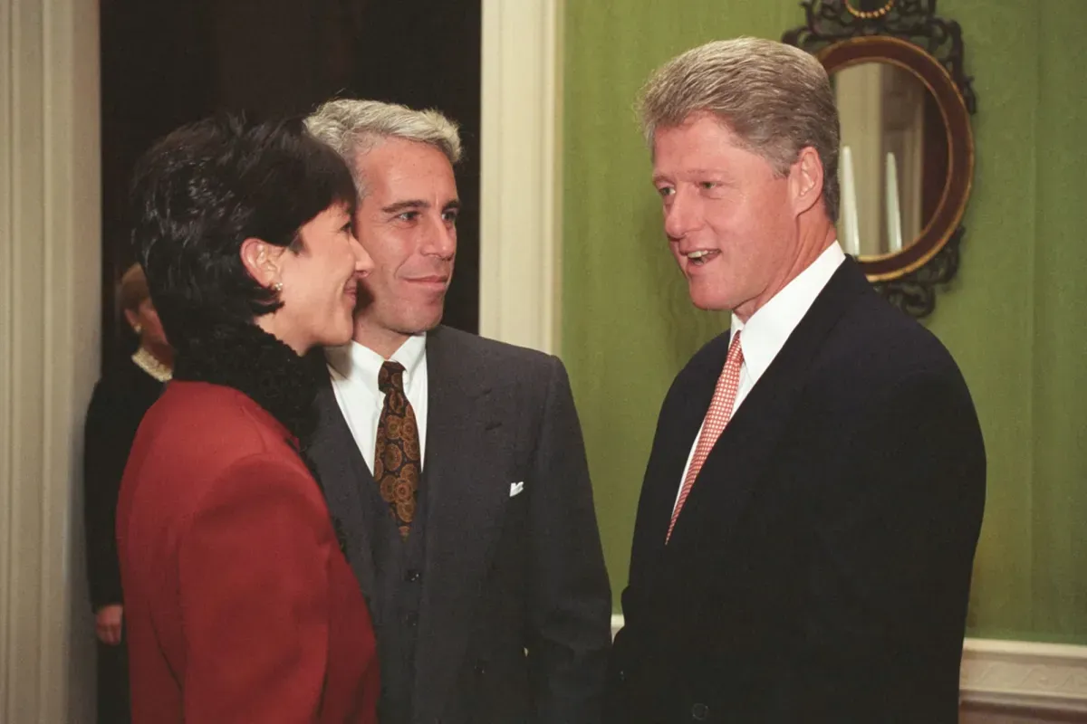 Ghislaine Maxwell (balra) és Jeffrey Epstein (középen) találkoznak Bill Clinton demokrata elnökkel a Fehér Házban 1993-ban. Fotó Bill Clinton Elnöki Könyvtár