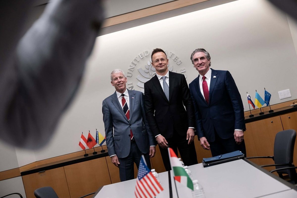 BURGUM, Doug; SZIJJÁRTÓ Péter; WRIGHT, Chris