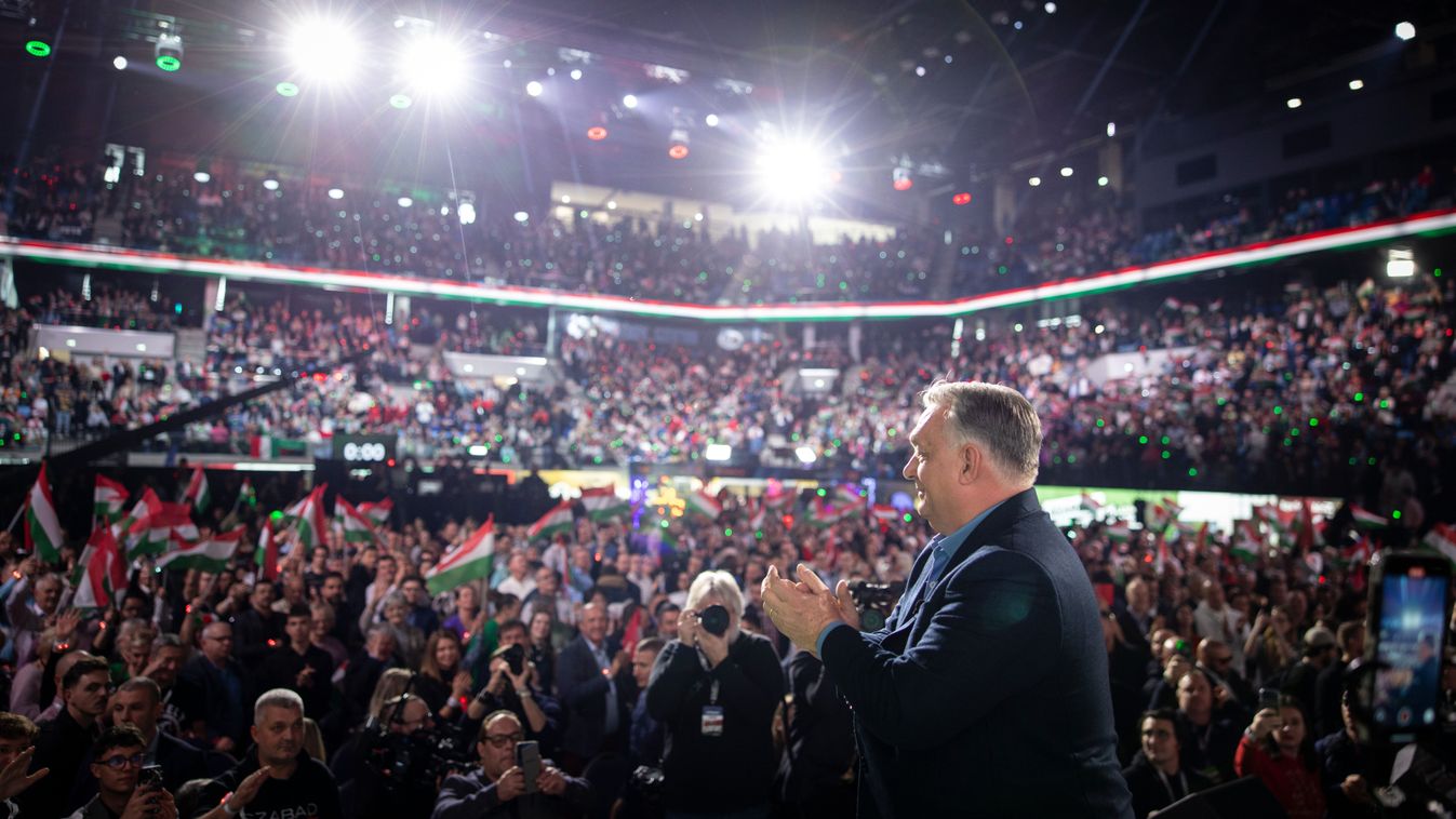 Orbán Vikktor  háborúellenes gyűlést tart a Digitális Polgári Körök követőinek.