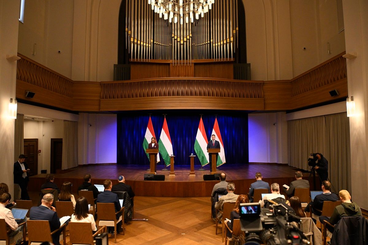 kormányinfó GULYÁS Gergely; VITÁLYOS Eszter