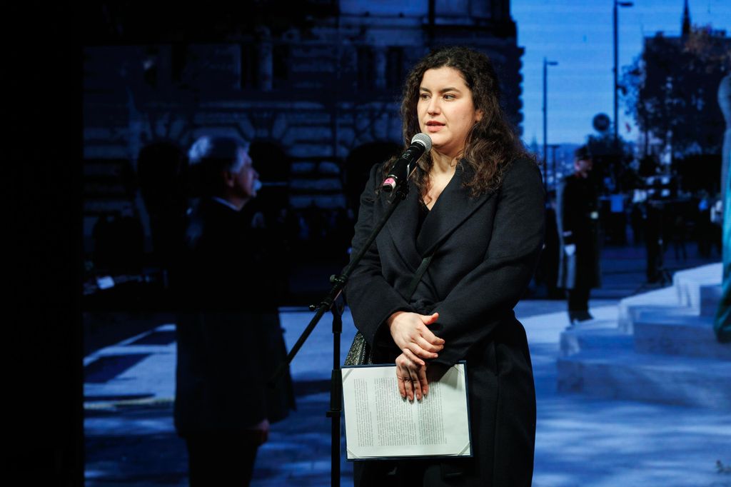 20260224 -- A Nemzeti Maximumért Alapítvány és a PestiSrácok-csapatának emlékműsora a kommunizmus áldozatai emléknapjának előestéjén, a Vértanúk terén. Lakó Anna // fotó: Hatlaczki Balázs