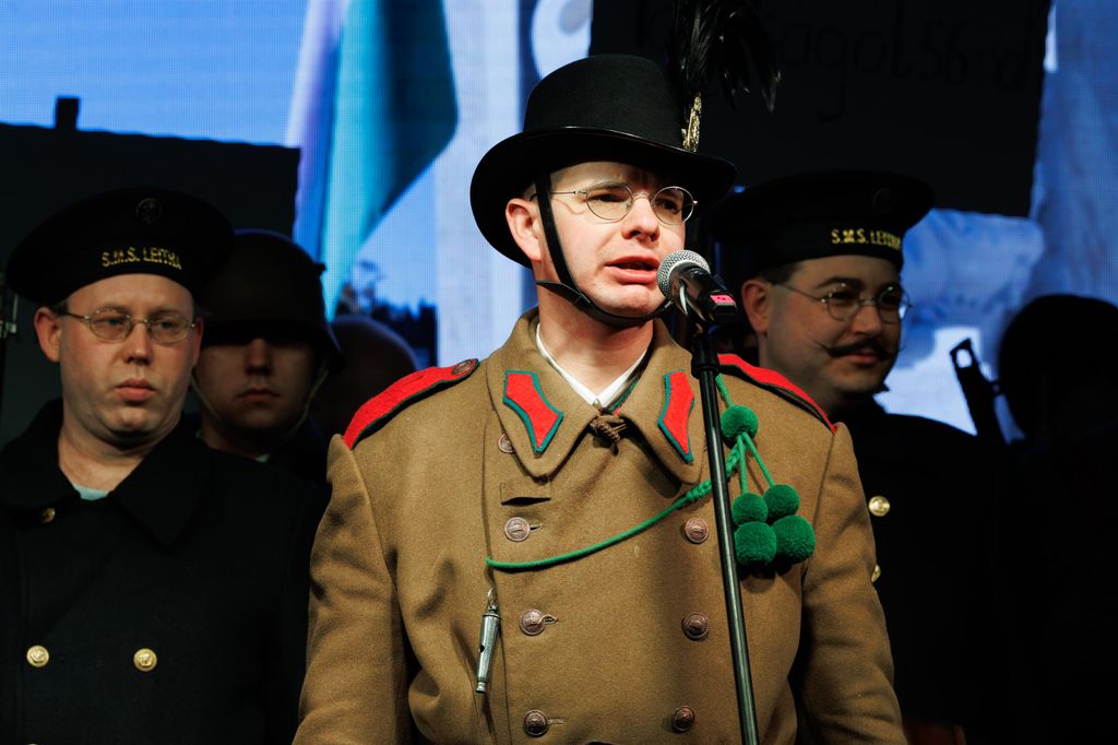 20260224 -- A Nemzeti Maximumért Alapítvány és a PestiSrácok-csapatának emlékműsora a kommunizmus áldozatai emléknapjának előestéjén, a Vértanúk terén. hagyományőrzők // fotó: Hatlaczki Balázs