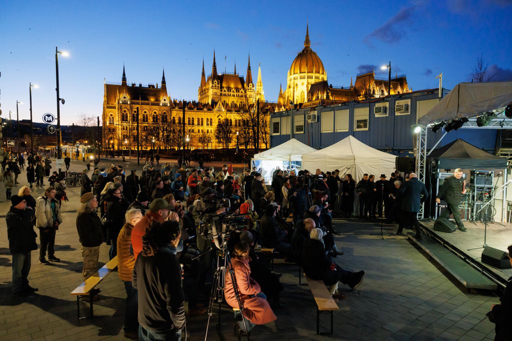 20260224 -- A Nemzeti Maximumért Alapítvány és a PestiSrácok-csapatának emlékműsora a kommunizmus áldozatai emléknapjának előestéjén, a Vértanúk terén. // fotó: Hatlaczki Balázs