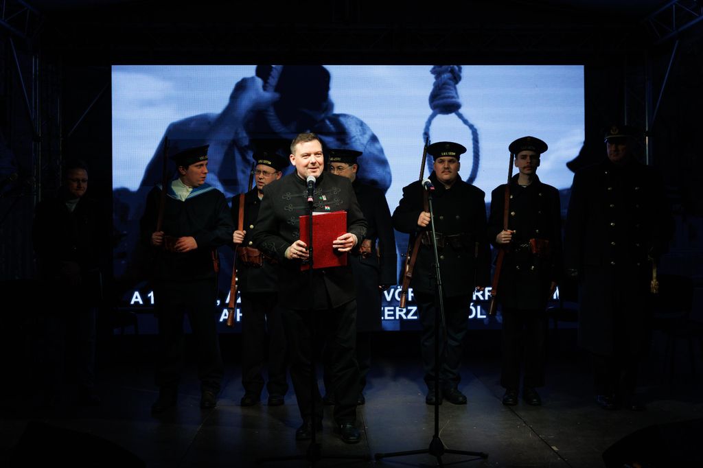 20260224 -- A Nemzeti Maximumért Alapítvány és a PestiSrácok-csapatának emlékműsora a kommunizmus áldozatai emléknapjának előestéjén, a Vértanúk terén. Huth Gergő // fotó: Hatlaczki Balázs