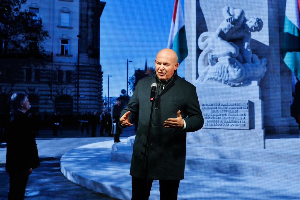 20260224 -- A Nemzeti Maximumért Alapítvány és a PestiSrácok-csapatának emlékműsora a kommunizmus áldozatai emléknapjának előestéjén, a Vértanúk terén. // fotó: Hatlaczki Balázs