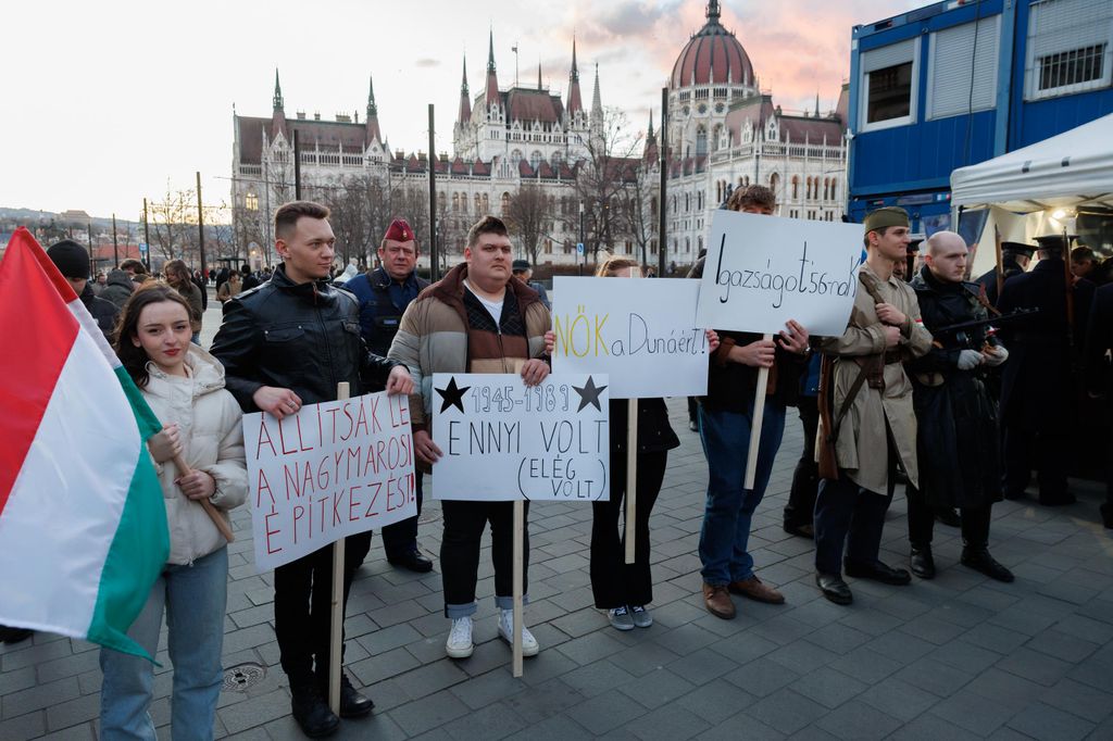 20260224 -- A Nemzeti Maximumért Alapítvány és a PestiSrácok-csapatának emlékműsora a kommunizmus áldozatai emléknapjának előestéjén, a Vértanúk terén. // fotó: Hatlaczki Balázs