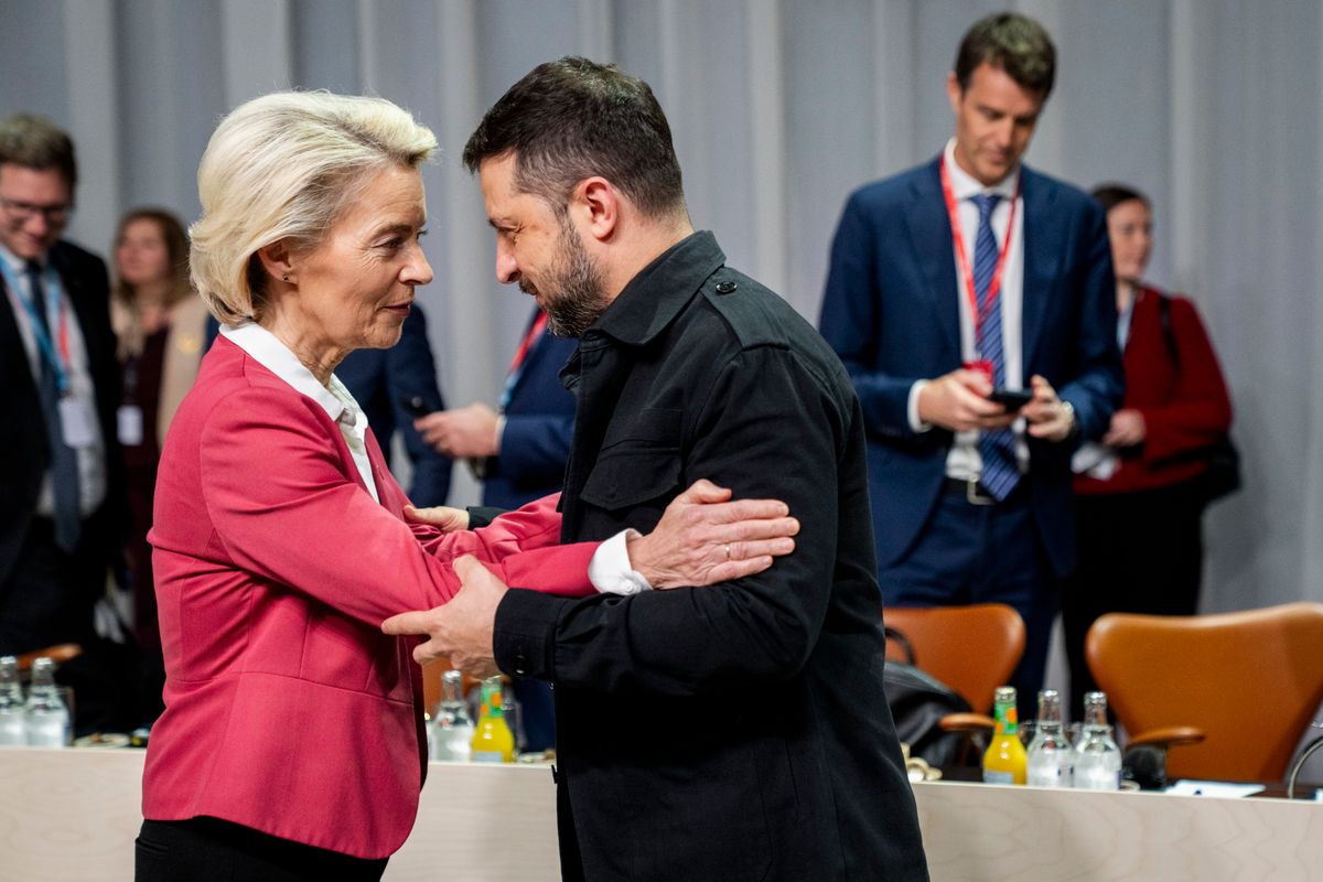 VON DER LEYEN, Ursula; ZELENSZKIJ, Volodimir, vezető