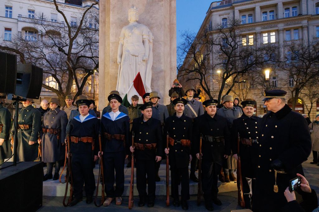 20260224 -- A Nemzeti Maximumért Alapítvány és a PestiSrácok-csapatának emlékműsora a kommunizmus áldozatai emléknapjának előestéjén, a Vértanúk terén. hagyományőrzők // fotó: Hatlaczki Balázs
