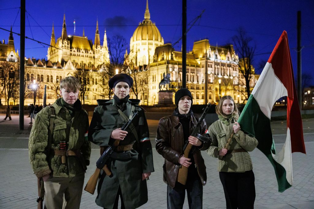 20260224 -- A Nemzeti Maximumért Alapítvány és a PestiSrácok-csapatának emlékműsora a kommunizmus áldozatai emléknapjának előestéjén, a Vértanúk terén. hagyományőrzők // fotó: Hatlaczki Balázs