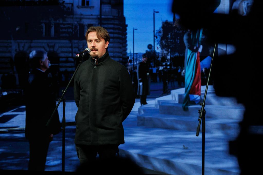 20260224 -- A Nemzeti Maximumért Alapítvány és a PestiSrácok-csapatának emlékműsora a kommunizmus áldozatai emléknapjának előestéjén, a Vértanúk terén. Kertész Dávid // fotó: Hatlaczki Balázs