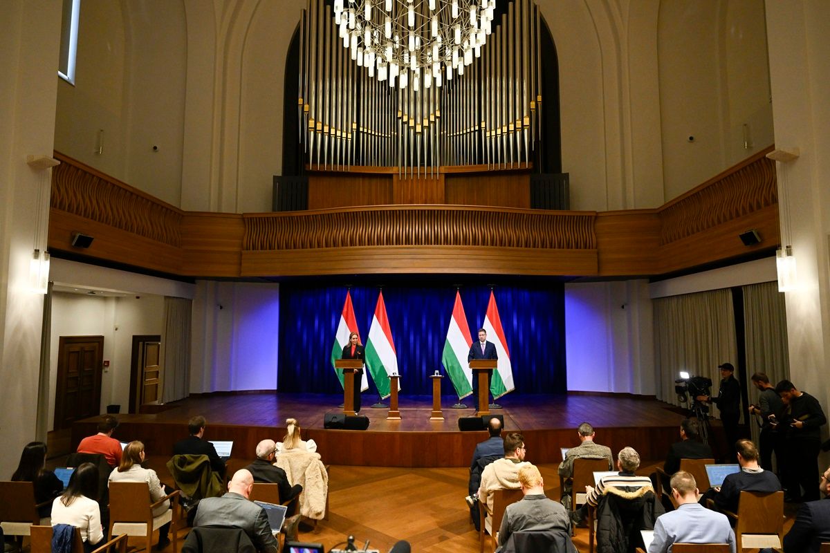 kormányinfó GULYÁS Gergely; VITÁLYOS Eszter