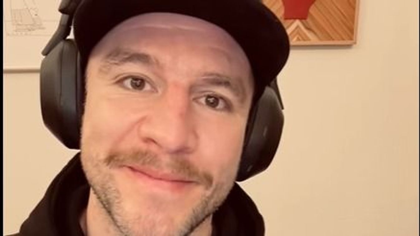 Noár a legújabb videójában a saját farkát harapdálja, de észre sem veszi