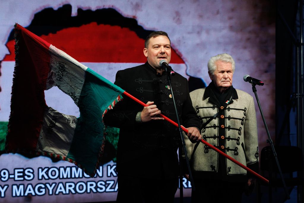 20260224 -- A Nemzeti Maximumért Alapítvány és a PestiSrácok-csapatának emlékműsora a kommunizmus áldozatai emléknapjának előestéjén, a Vértanúk terén. Huth Gergő és vitéz Hegyi Péter  // fotó: Hatlaczki Balázs