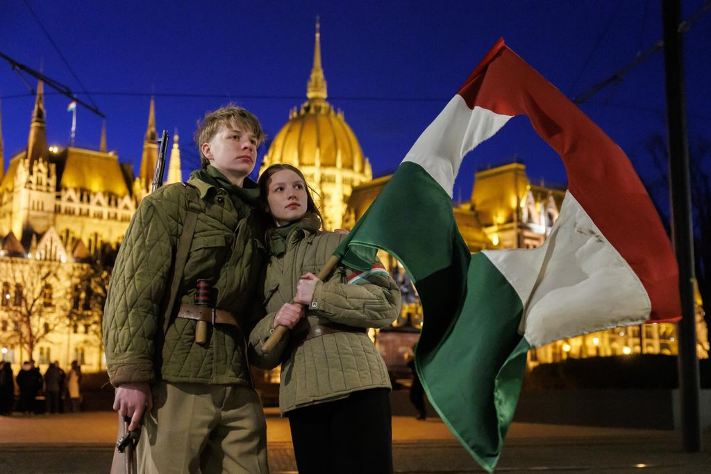 20260224 -- A Nemzeti Maximumért Alapítvány és a PestiSrácok-csapatának emlékműsora a kommunizmus áldozatai emléknapjának előestéjén, a Vértanúk terén. hagyományőrzők // fotó: Hatlaczki Balázs