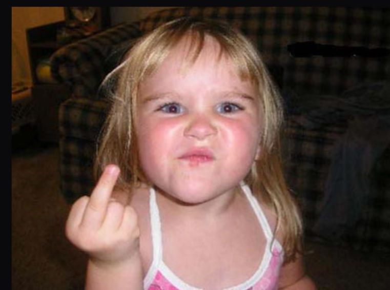 A középső ujj technikája gyermekkora nyúlik vissza. Ennyire azért nem kellene visszamenni az értemi fejlődésben