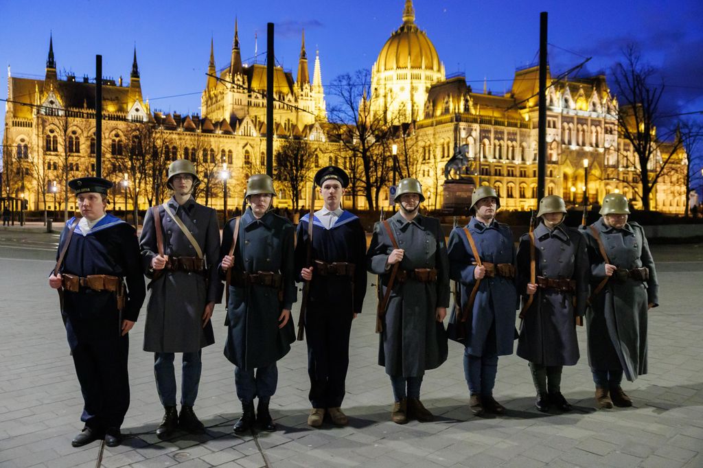 20260224 -- A Nemzeti Maximumért Alapítvány és a PestiSrácok-csapatának emlékműsora a kommunizmus áldozatai emléknapjának előestéjén, a Vértanúk terén. hagyományőrzők // fotó: Hatlaczki Balázs