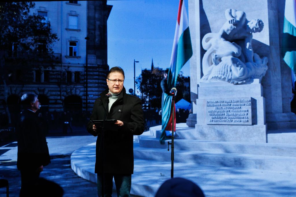 20260224 -- A Nemzeti Maximumért Alapítvány és a PestiSrácok-csapatának emlékműsora a kommunizmus áldozatai emléknapjának előestéjén, a Vértanúk terén. Köő Artúr // fotó: Hatlaczki Balázs