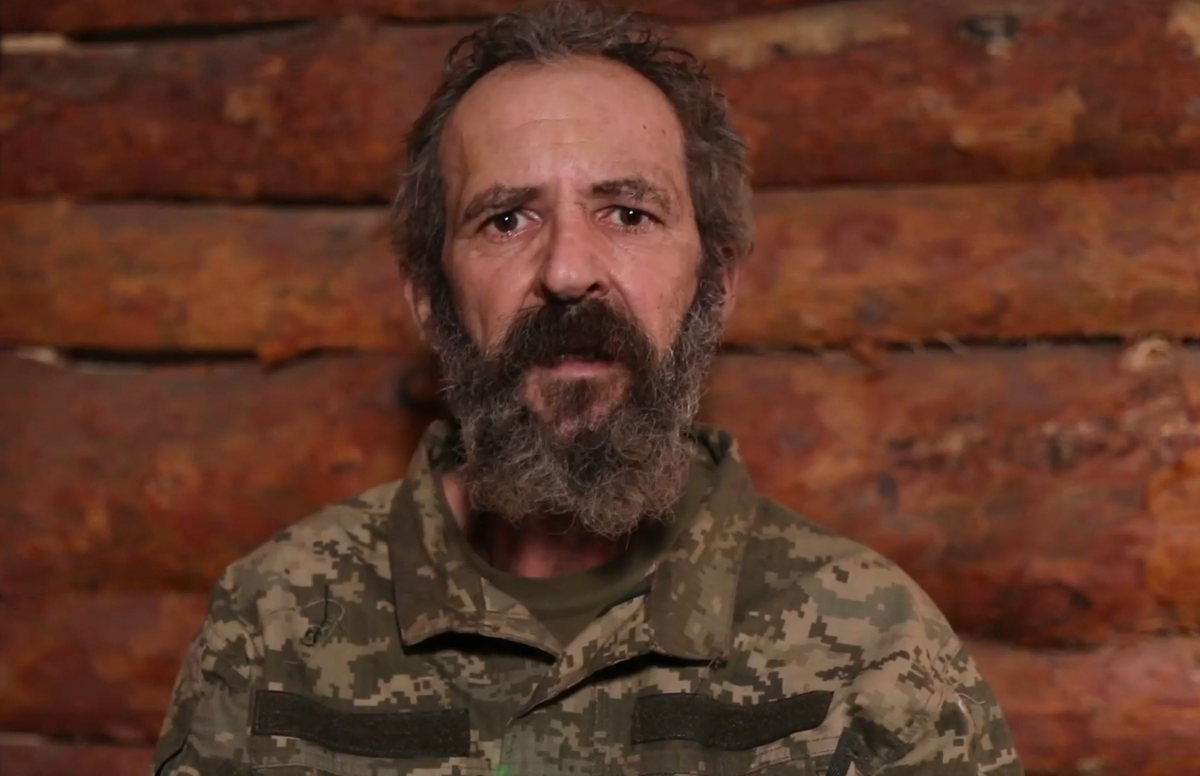 Ukrán-magyar kettős állampolgárként kényszersorozták Román Albertet és a frontra küldték az ukránok. Végül sebesülten magára hagyták és orosz fogságba került.