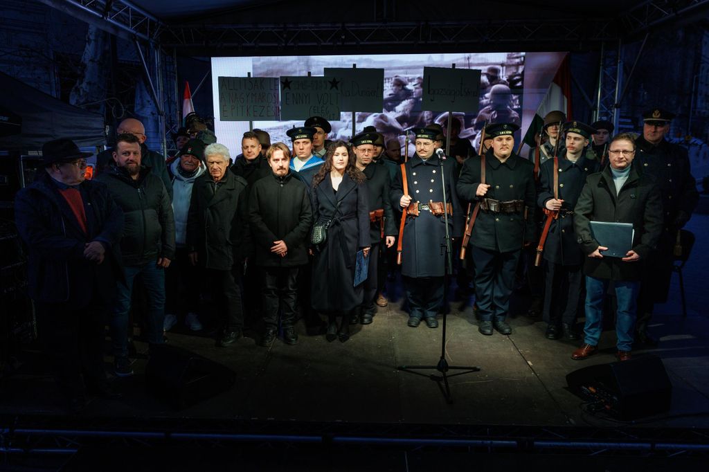 20260224 -- A Nemzeti Maximumért Alapítvány és a PestiSrácok-csapatának emlékműsora a kommunizmus áldozatai emléknapjának előestéjén, a Vértanúk terén. hagyományőrzők // fotó: Hatlaczki Balázs